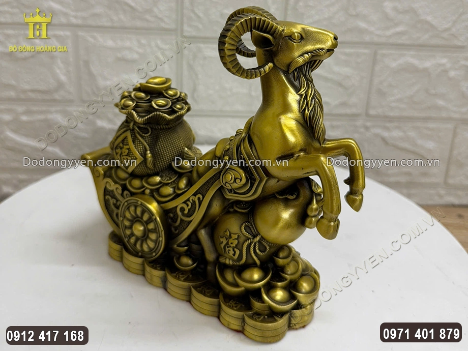 Ph&iacute;a dưới bụng d&ecirc; l&agrave; chiếc b&igrave;nh hồ l&ocirc; lớn chạm khắc nổi chữ Ph&uacute;c